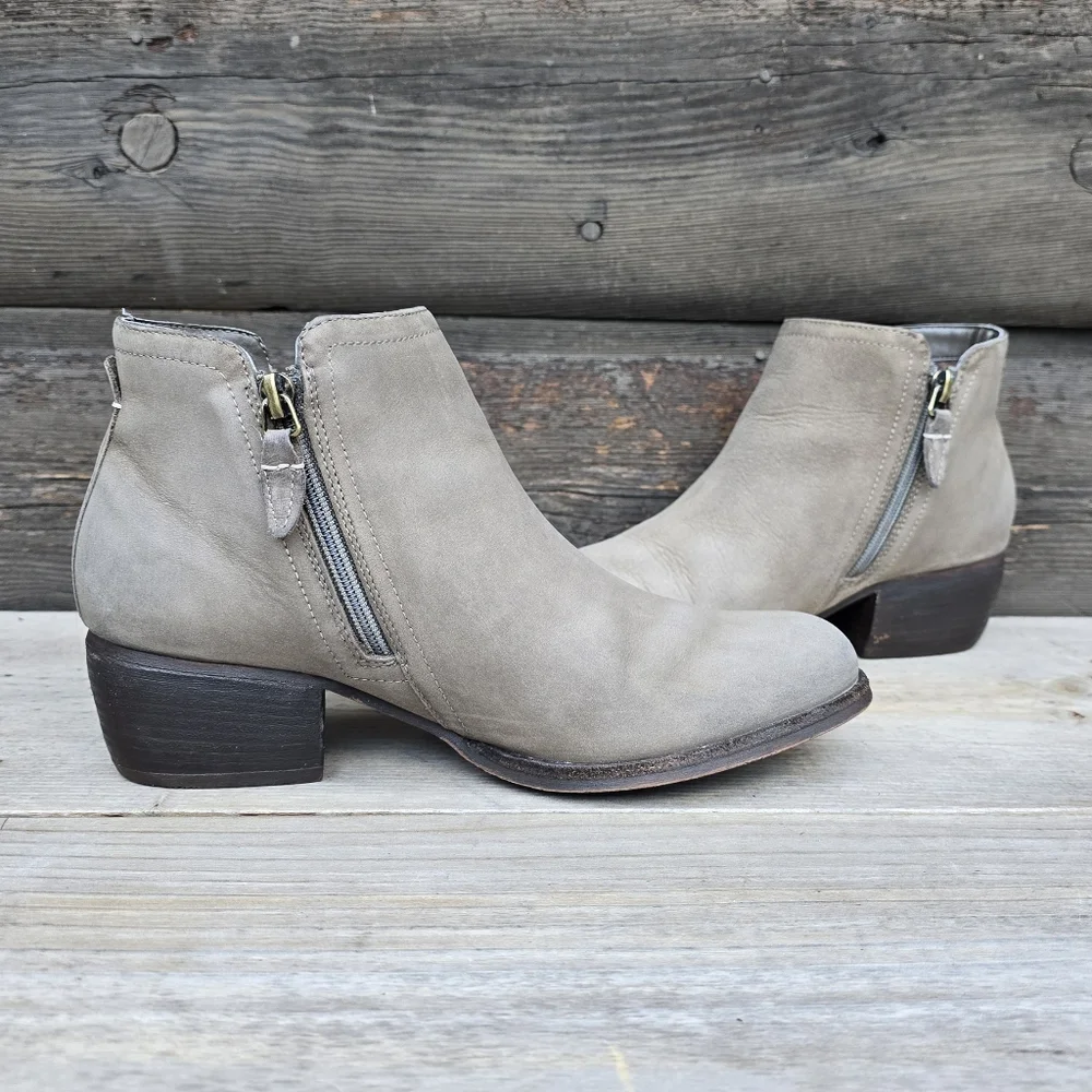 Clarks Maypearl Ramie Coastal Cowgirl Nubuck Leather Comfort Bootie 7M